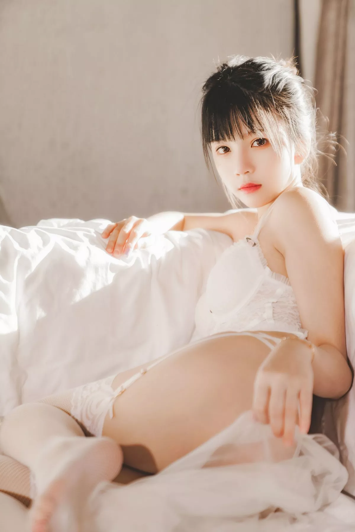 网络美女桜桃喵白纱糖主题白色情趣内衣配蕾丝吊袜秀火辣身材完美诱惑写真65P