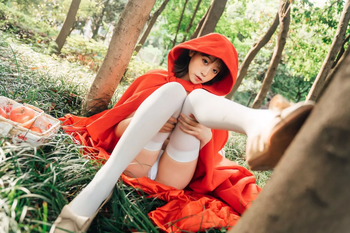 萌妹奈汐酱nice大红帽主题户外白色三点式性感内衣秀完美身材诱惑写真26P