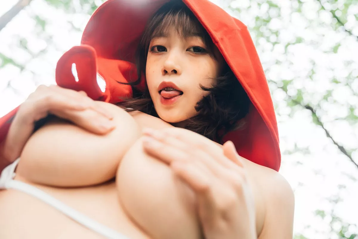 萌妹奈汐酱nice大红帽主题户外白色三点式性感内衣秀完美身材诱惑写真26P