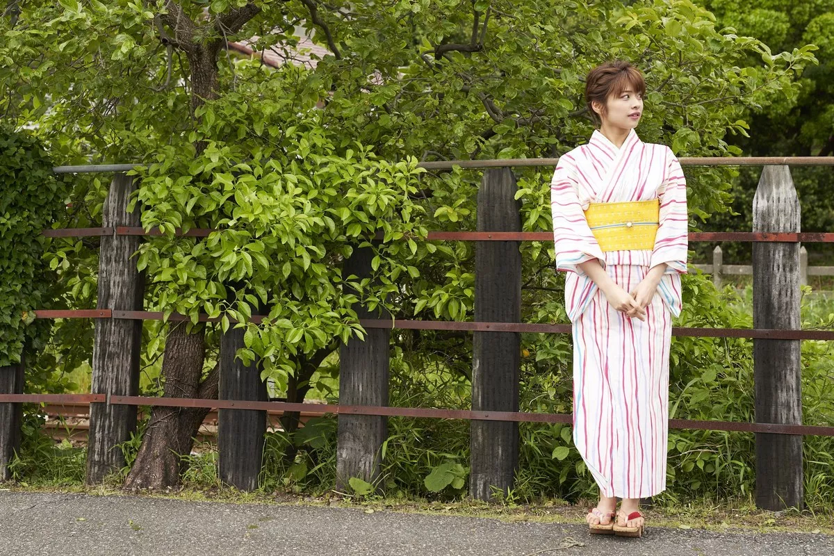 日本美少女金泽朋子室内厨娘+户外和服系列清纯写真100P