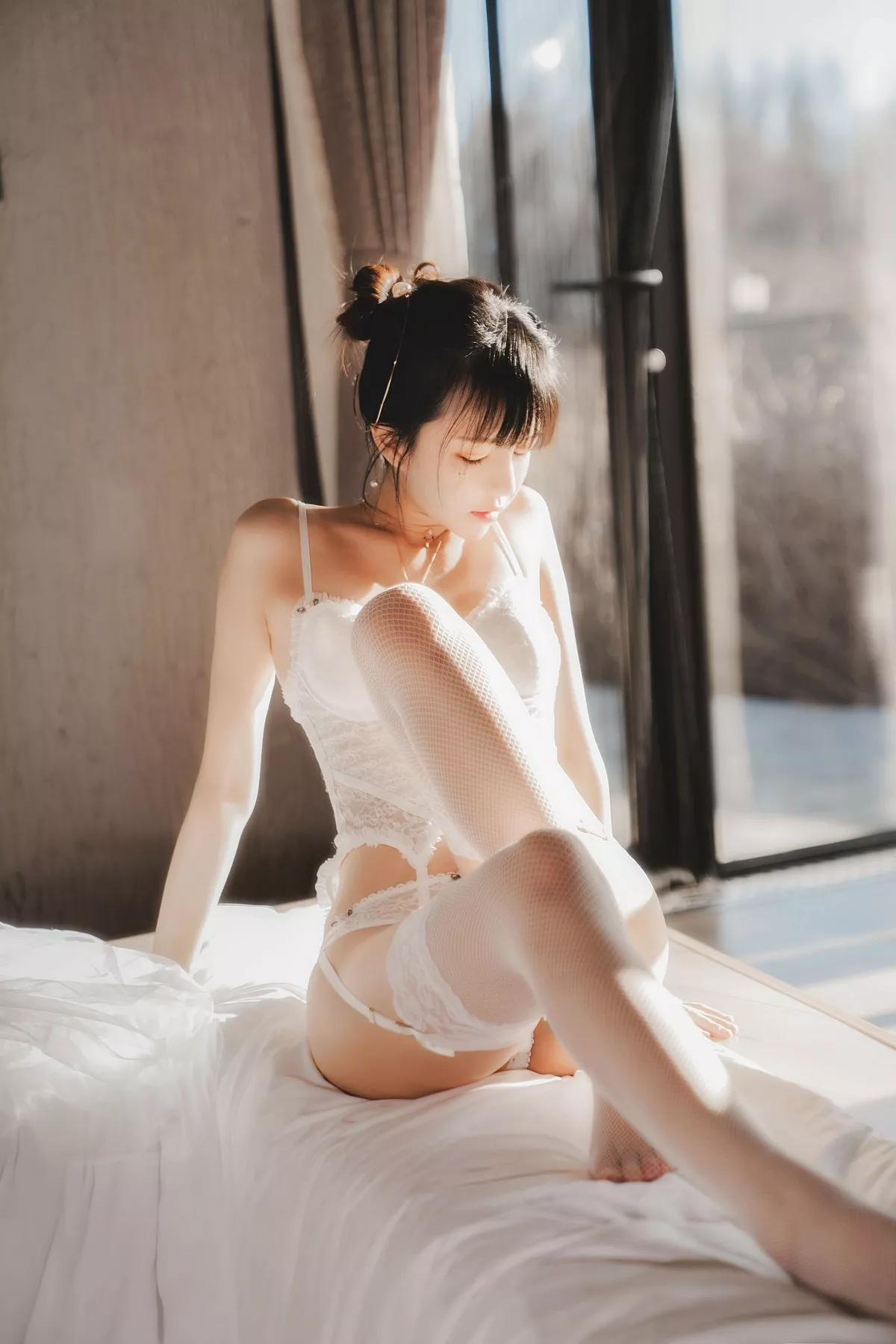 网络美女桜桃喵白纱糖主题白色情趣内衣配蕾丝吊袜秀火辣身材完美诱惑写真65P