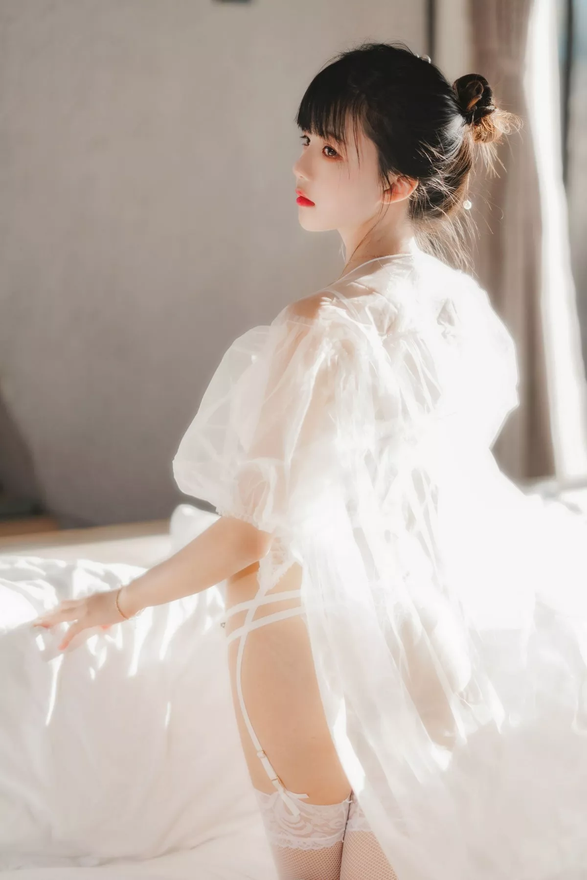 网络美女桜桃喵白纱糖主题白色情趣内衣配蕾丝吊袜秀火辣身材完美诱惑写真65P