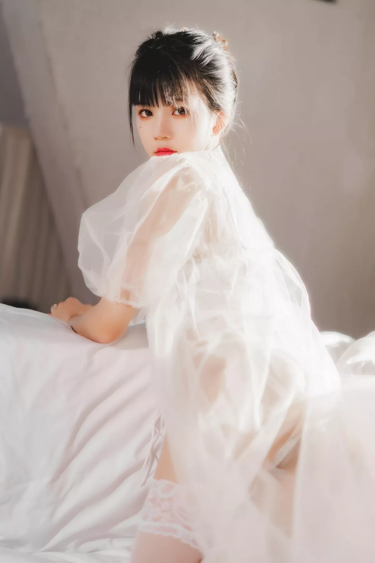 网络美女桜桃喵白纱糖主题白色情趣内衣配蕾丝吊袜秀火辣身材完美诱惑写真65P