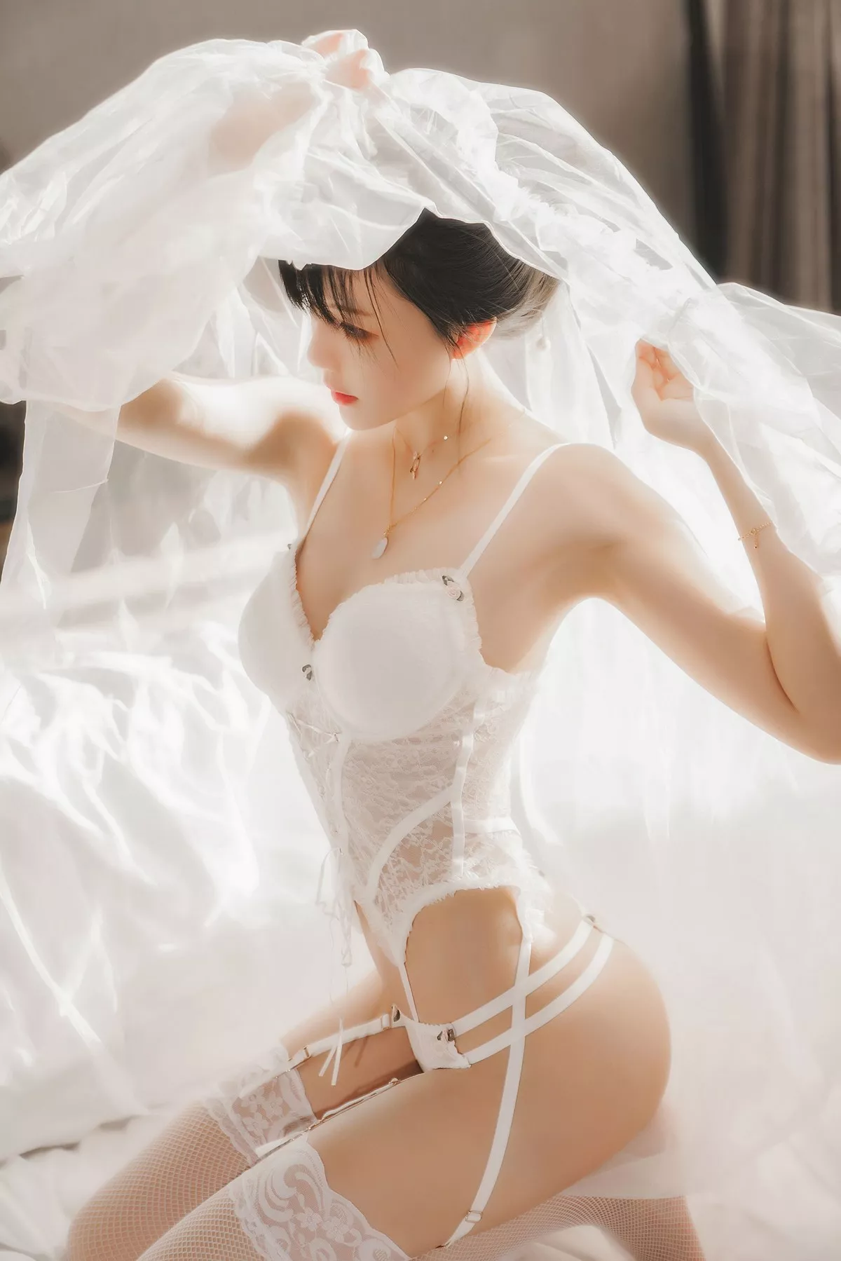 网络美女桜桃喵白纱糖主题白色情趣内衣配蕾丝吊袜秀火辣身材完美诱惑写真65P