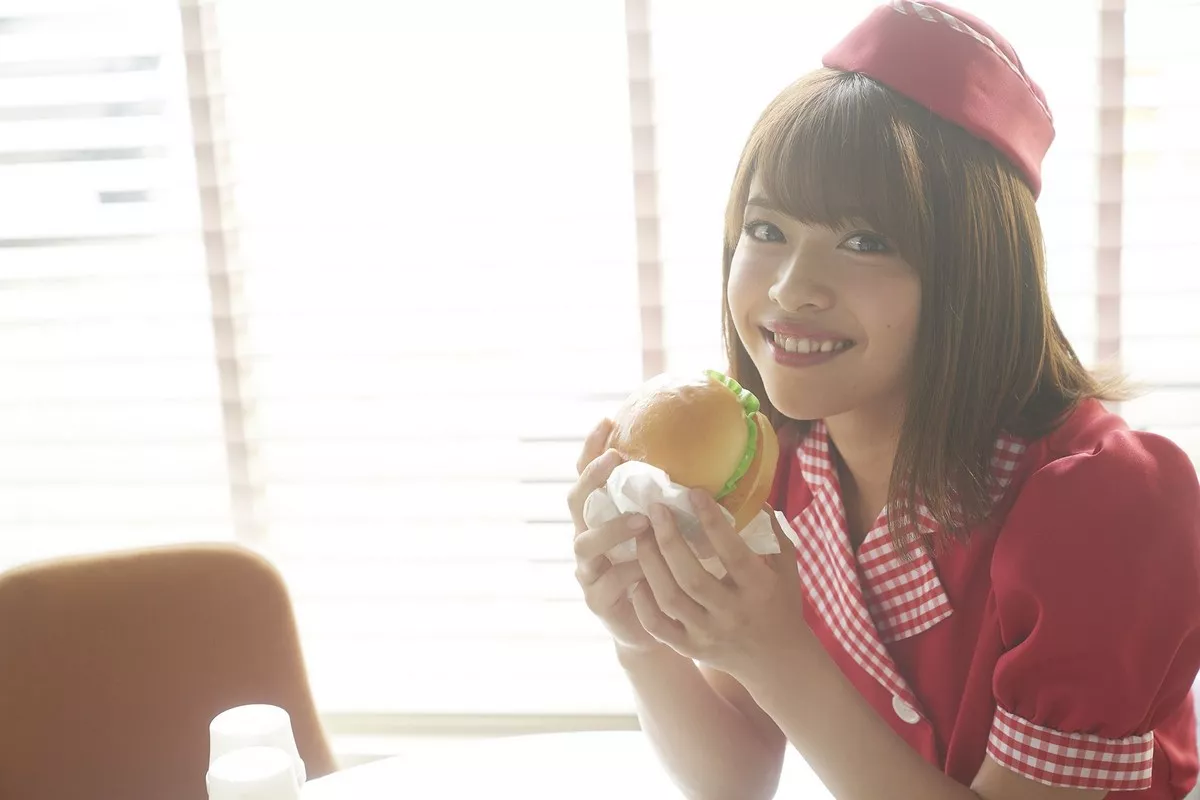 日本美少女金泽朋子室内厨娘+户外和服系列清纯写真100P