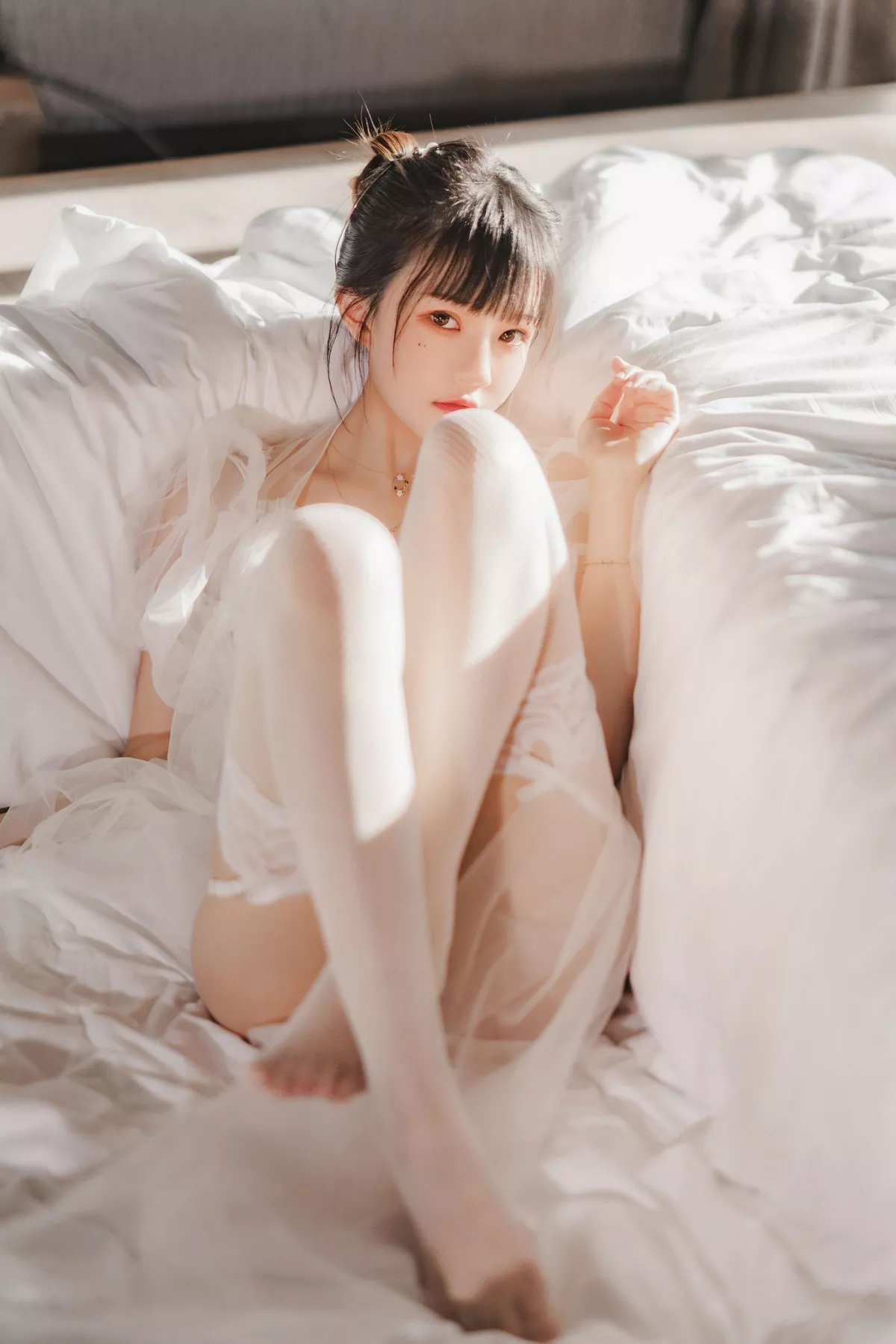 网络美女桜桃喵白纱糖主题白色情趣内衣配蕾丝吊袜秀火辣身材完美诱惑写真65P