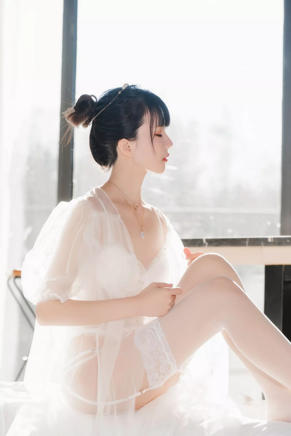网络美女桜桃喵白纱糖主题白色情趣内衣配蕾丝吊袜秀火辣身材完美诱惑写真65P