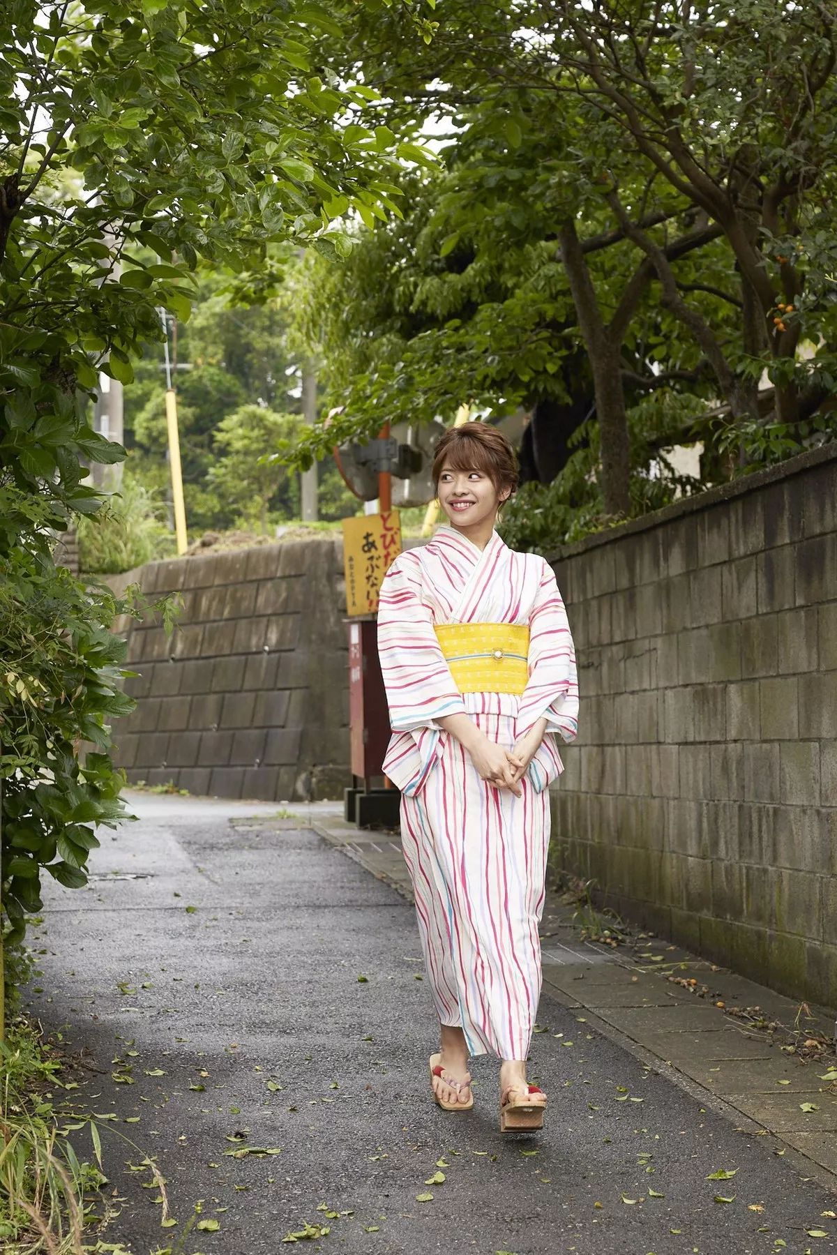 日本美少女金泽朋子室内厨娘+户外和服系列清纯写真100P