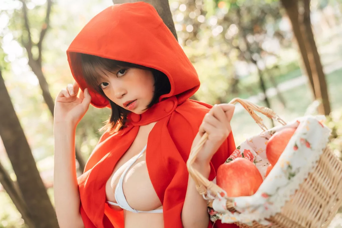 萌妹奈汐酱nice大红帽主题户外白色三点式性感内衣秀完美身材诱惑写真26P