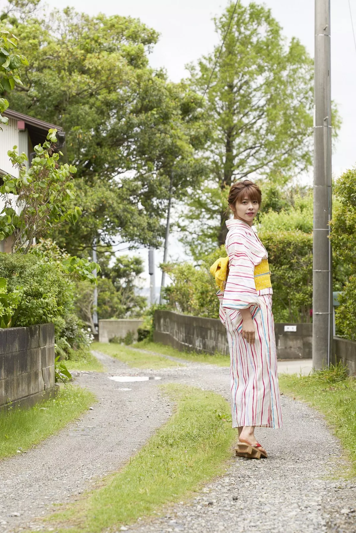 日本美少女金泽朋子室内厨娘+户外和服系列清纯写真100P
