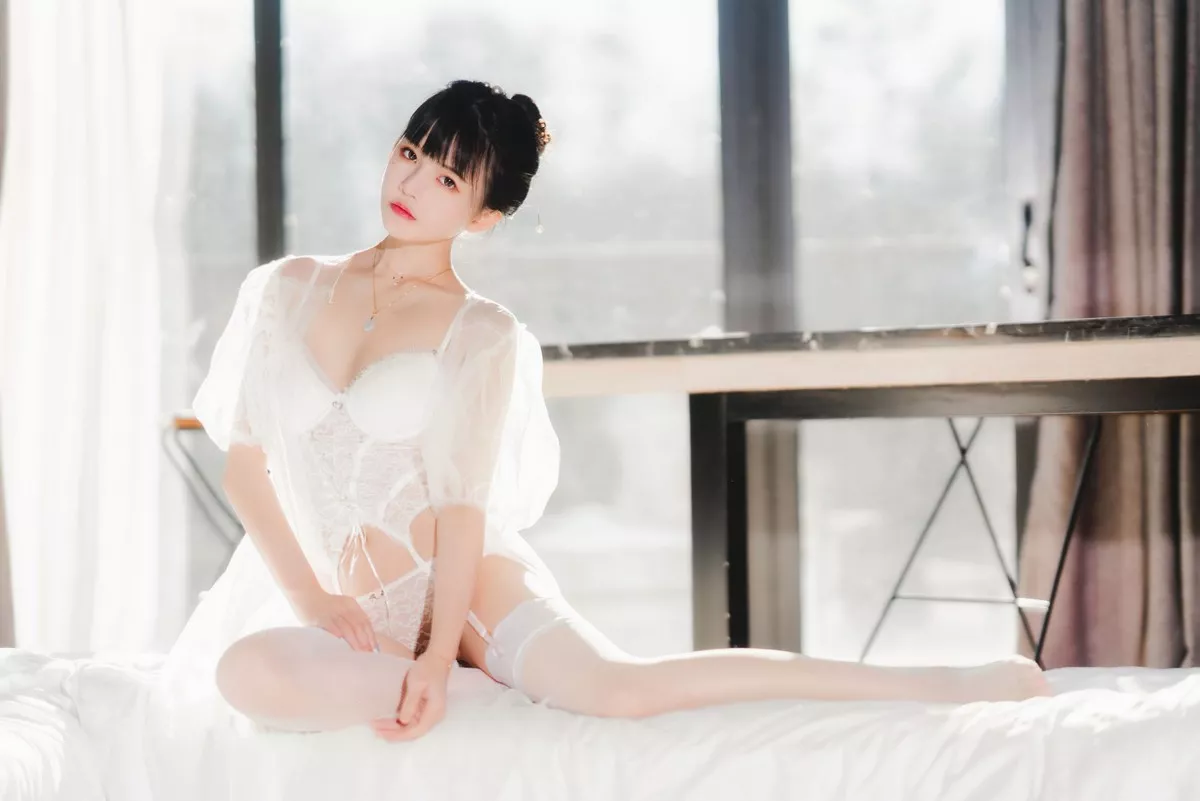网络美女桜桃喵白纱糖主题白色情趣内衣配蕾丝吊袜秀火辣身材完美诱惑写真65P