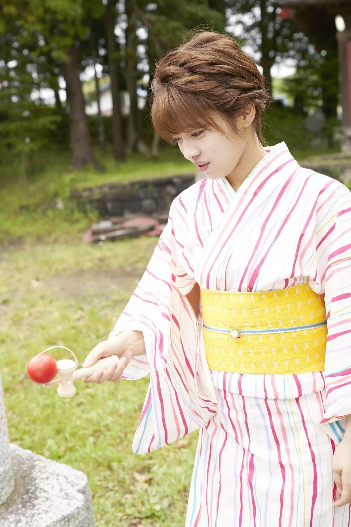 日本美少女金泽朋子室内厨娘+户外和服系列清纯写真100P