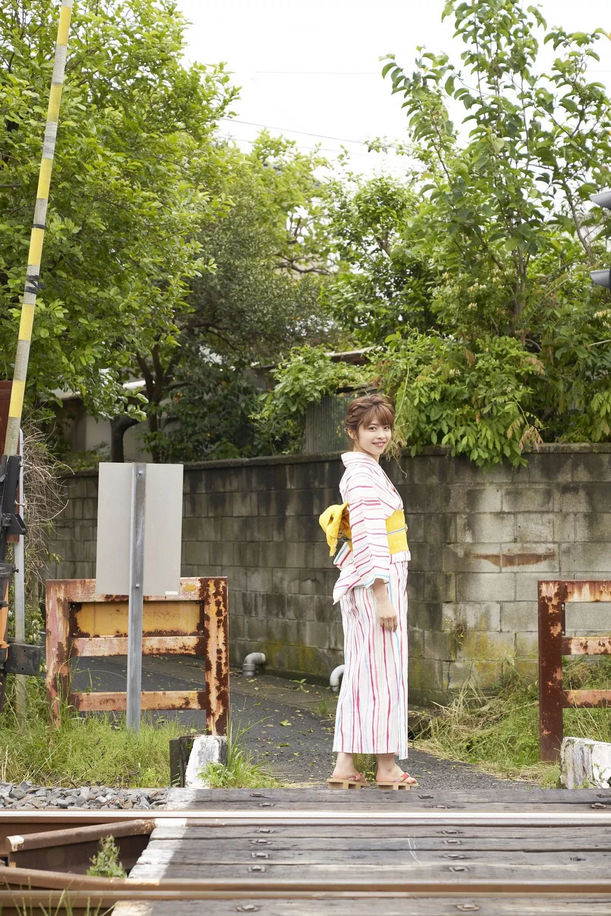 日本美少女金泽朋子室内厨娘+户外和服系列清纯写真100P