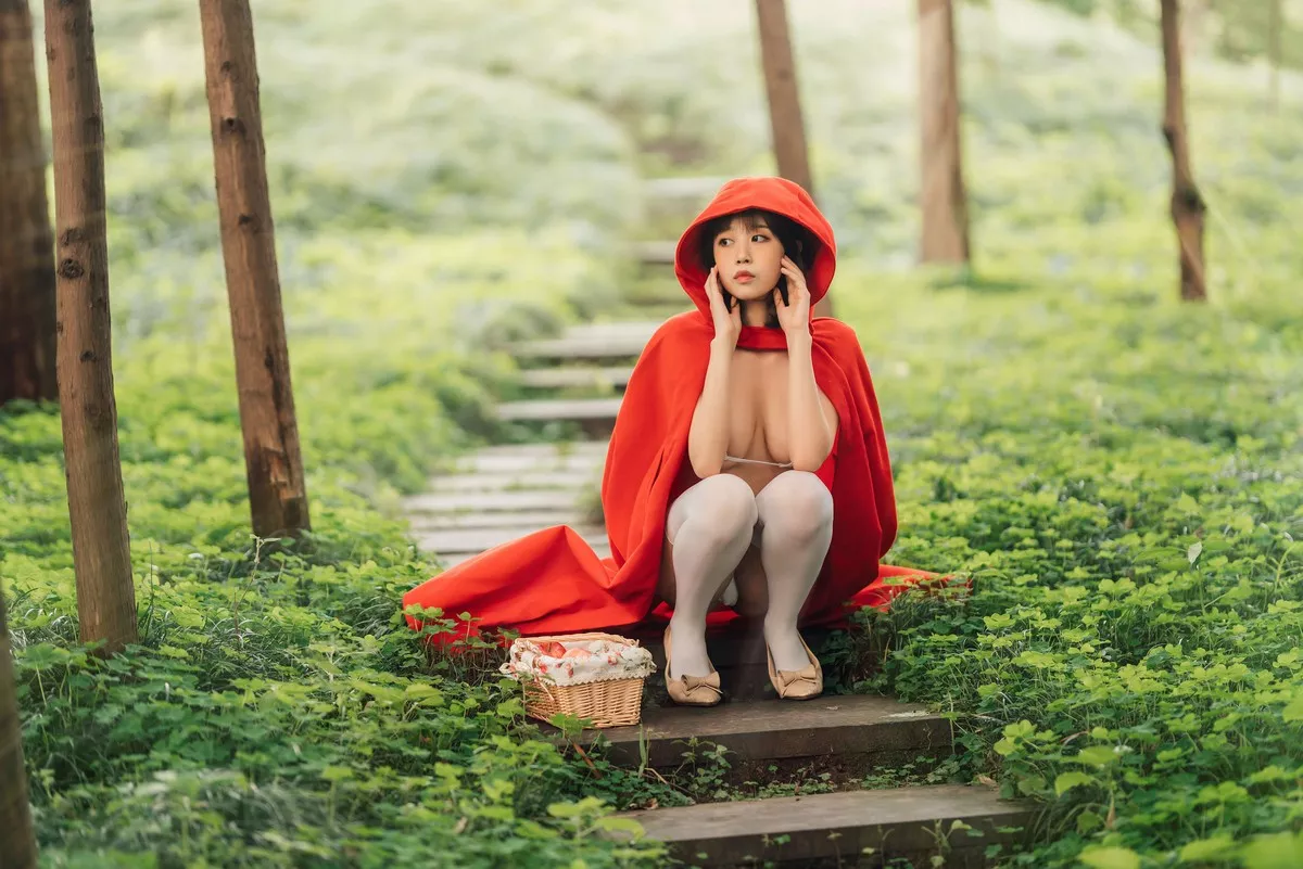 萌妹奈汐酱nice大红帽主题户外白色三点式性感内衣秀完美身材诱惑写真26P