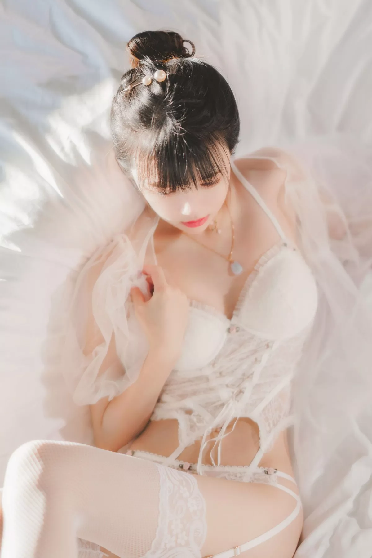 网络美女桜桃喵白纱糖主题白色情趣内衣配蕾丝吊袜秀火辣身材完美诱惑写真65P