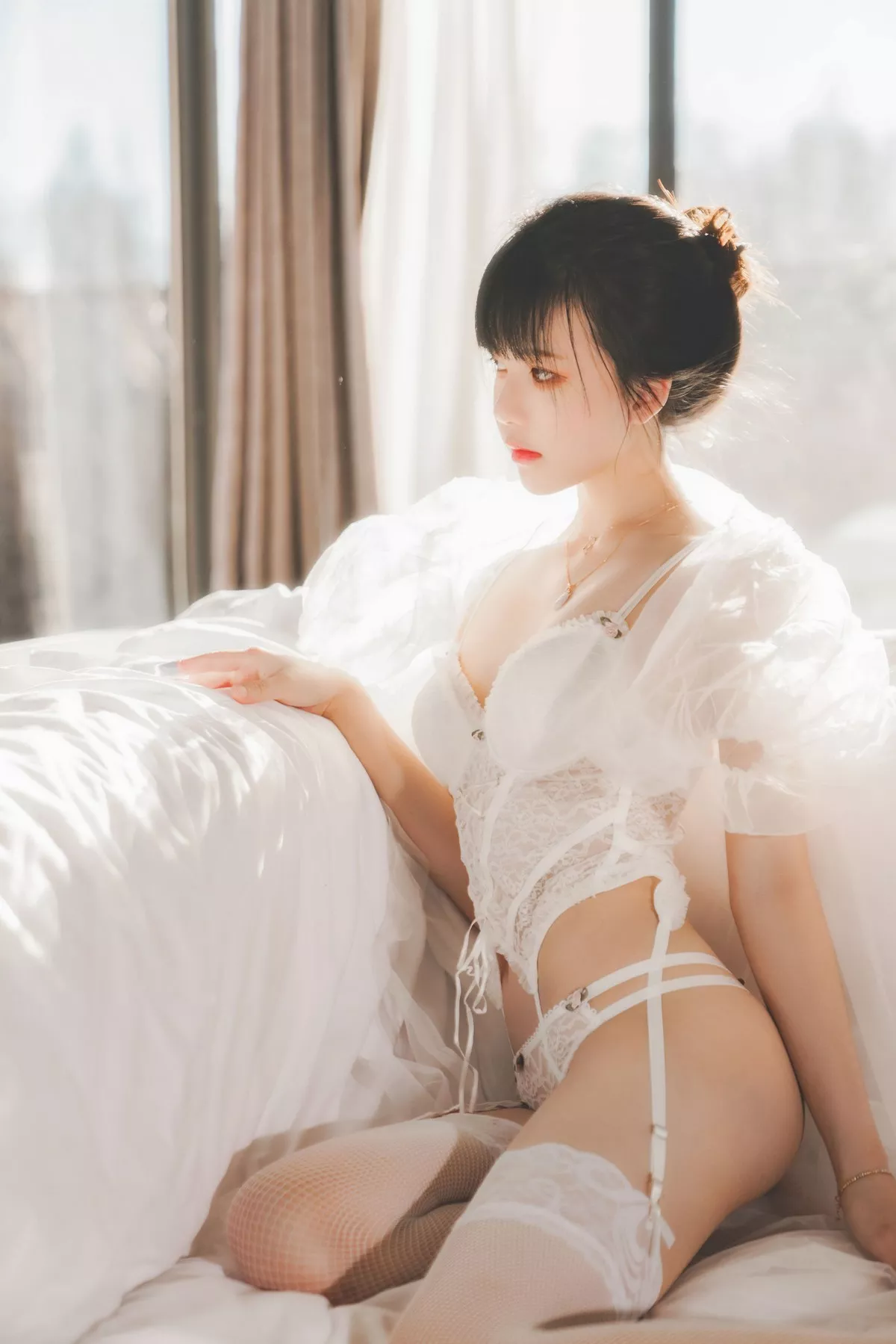 网络美女桜桃喵白纱糖主题白色情趣内衣配蕾丝吊袜秀火辣身材完美诱惑写真65P