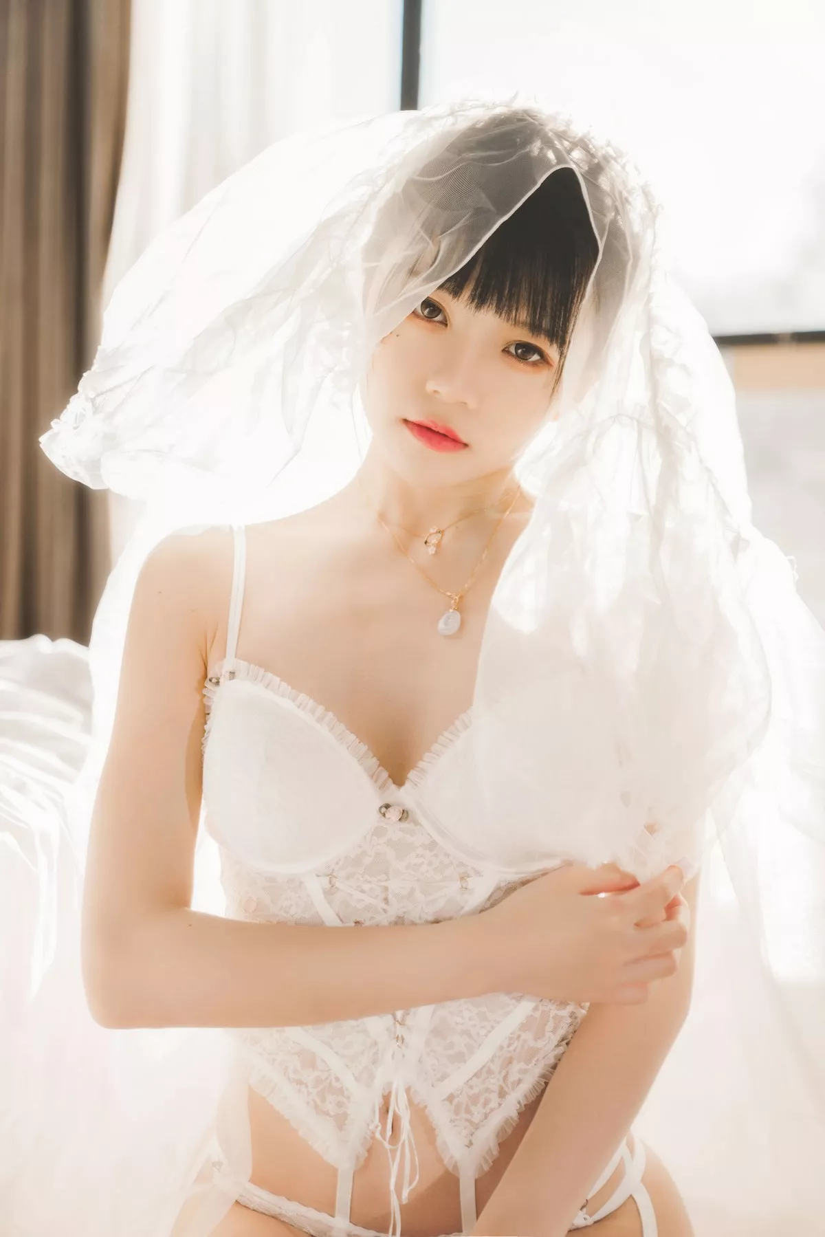 网络美女桜桃喵白纱糖主题白色情趣内衣配蕾丝吊袜秀火辣身材完美诱惑写真65P