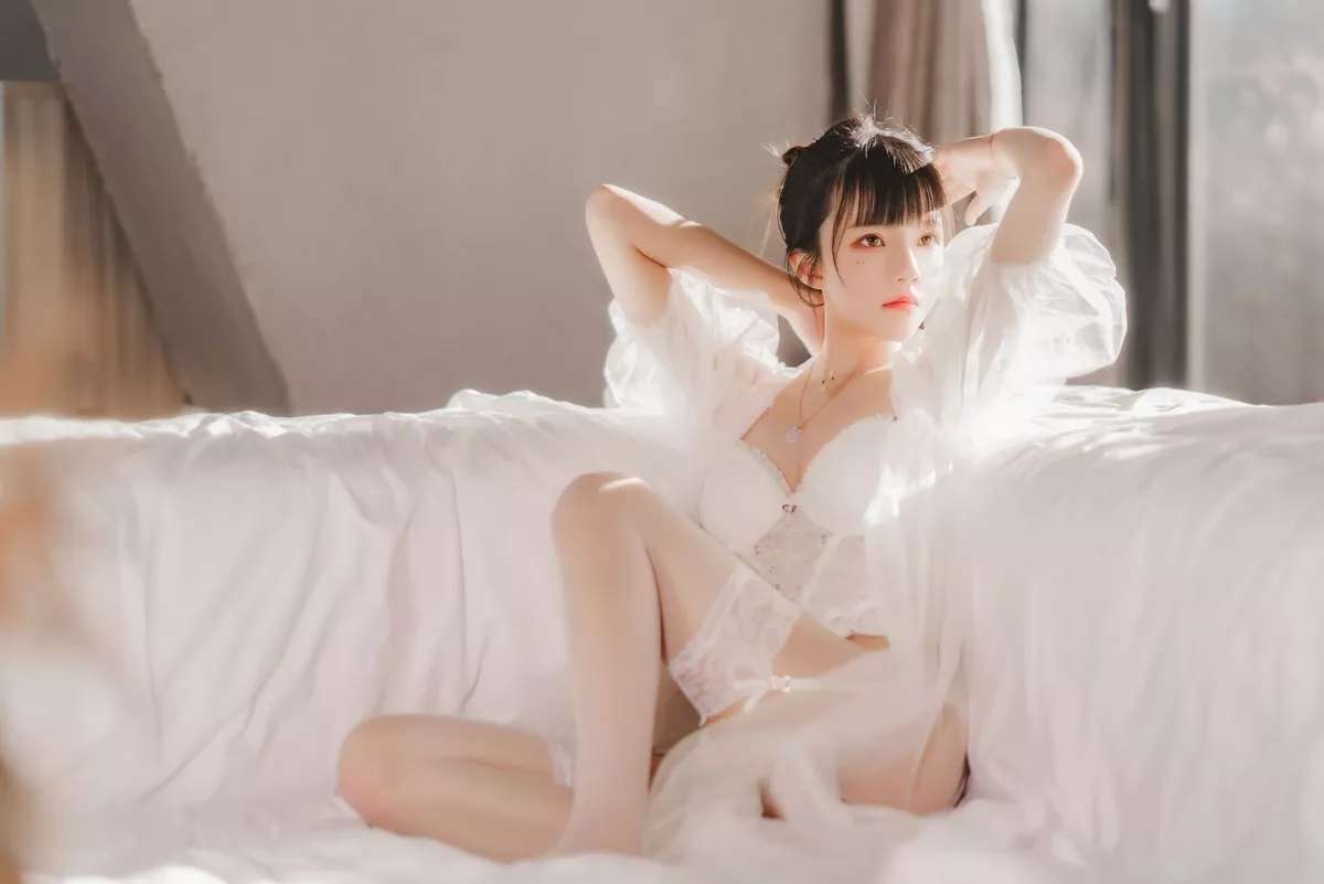 网络美女桜桃喵白纱糖主题白色情趣内衣配蕾丝吊袜秀火辣身材完美诱惑写真65P