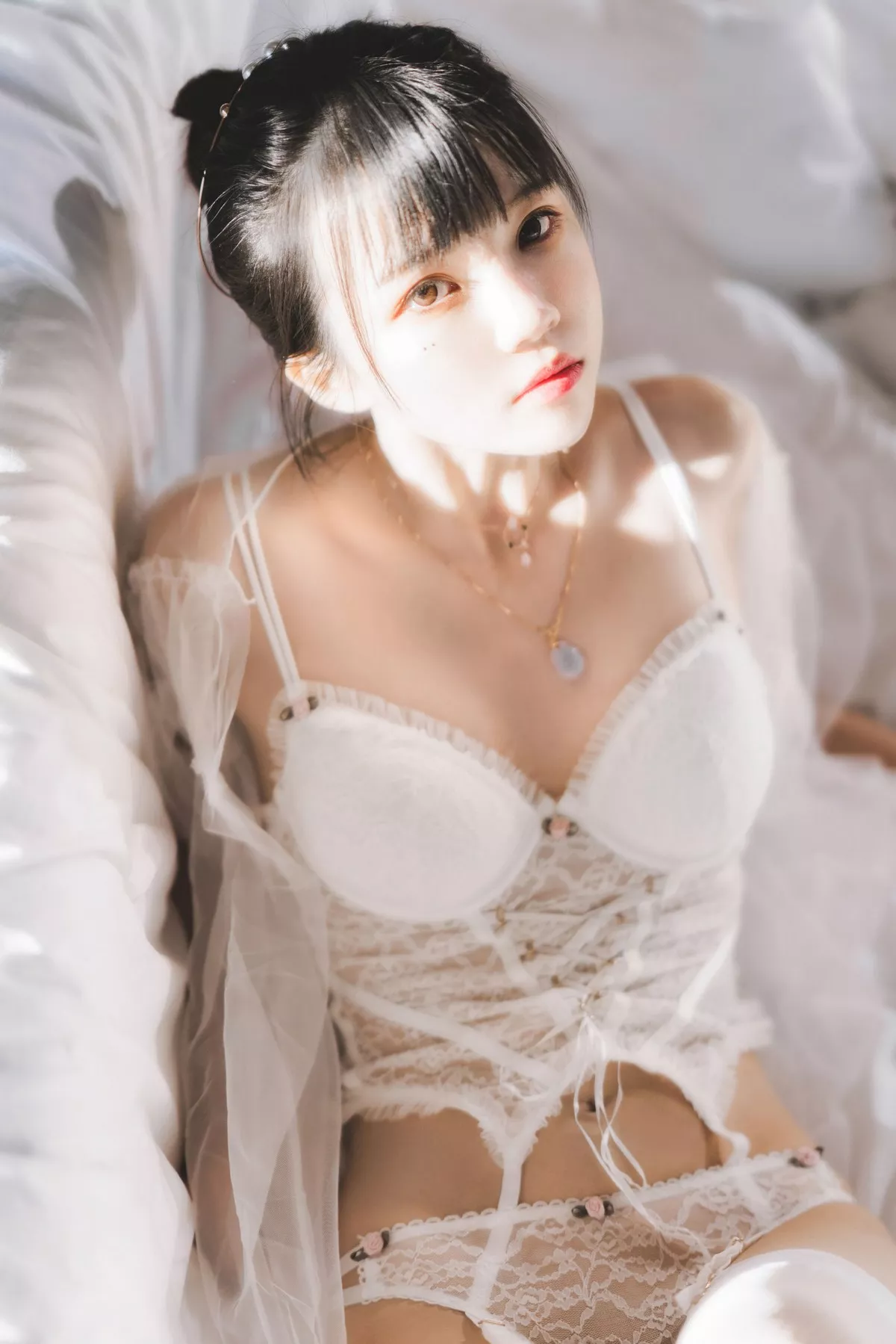 网络美女桜桃喵白纱糖主题白色情趣内衣配蕾丝吊袜秀火辣身材完美诱惑写真65P