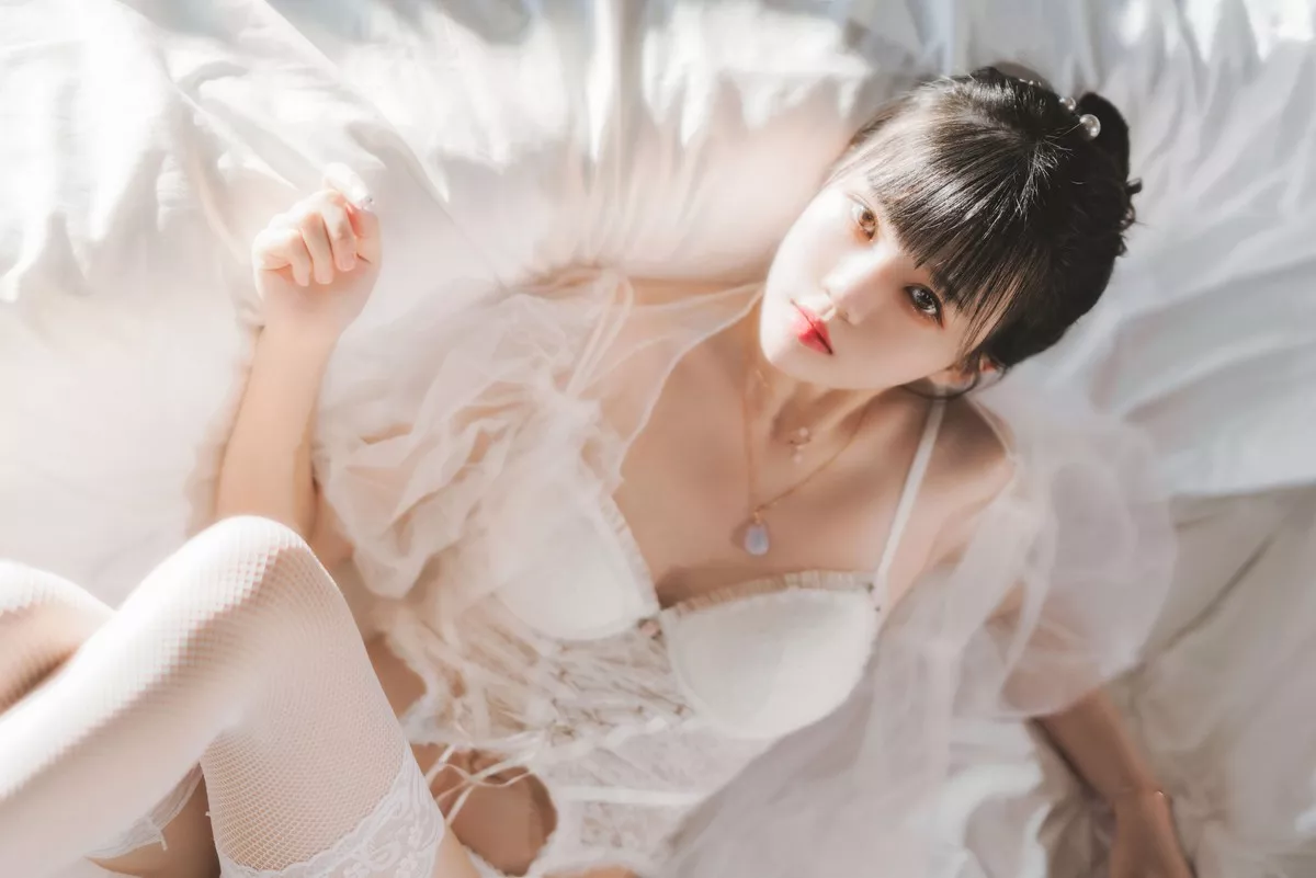 网络美女桜桃喵白纱糖主题白色情趣内衣配蕾丝吊袜秀火辣身材完美诱惑写真65P