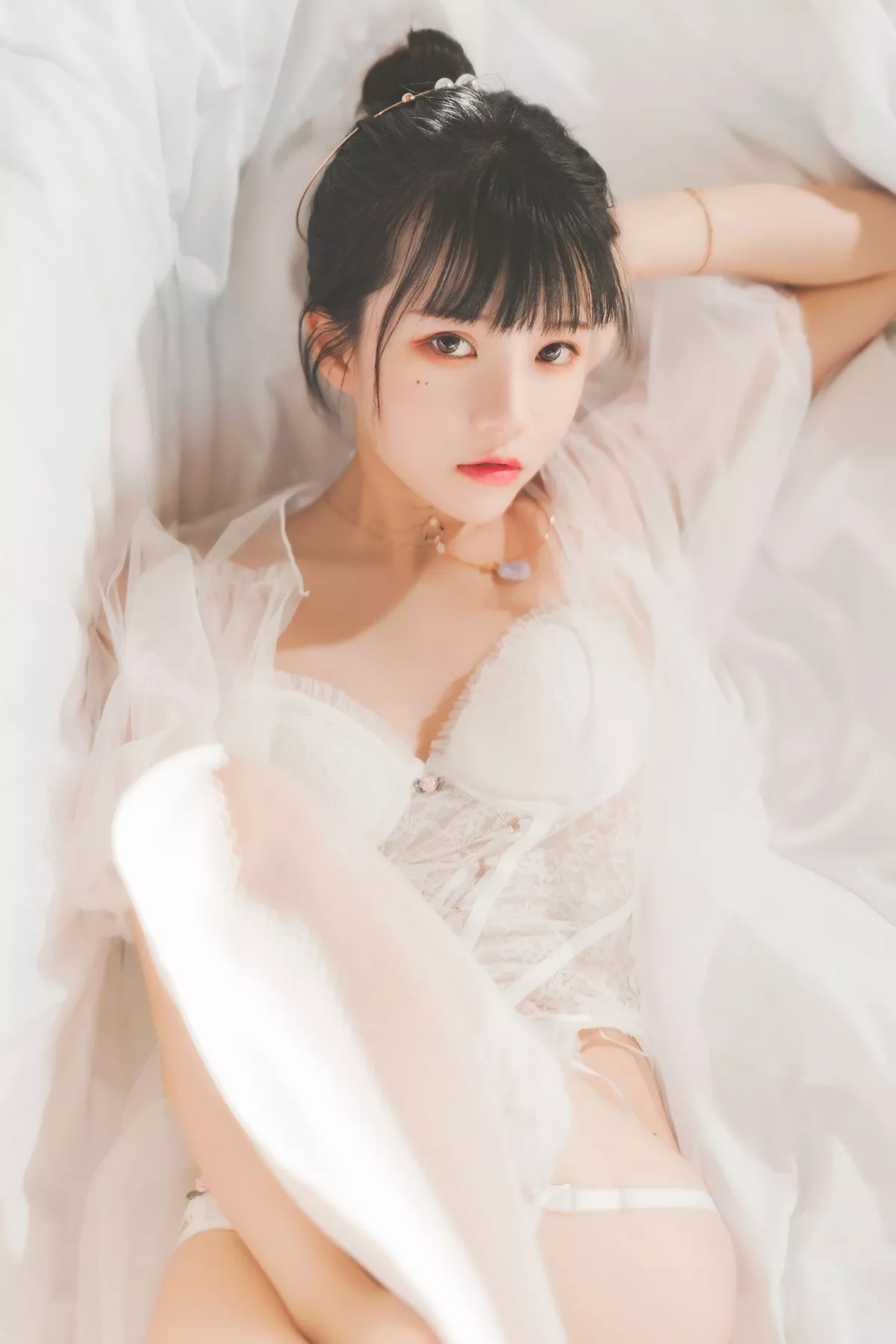 网络美女桜桃喵白纱糖主题白色情趣内衣配蕾丝吊袜秀火辣身材完美诱惑写真65P