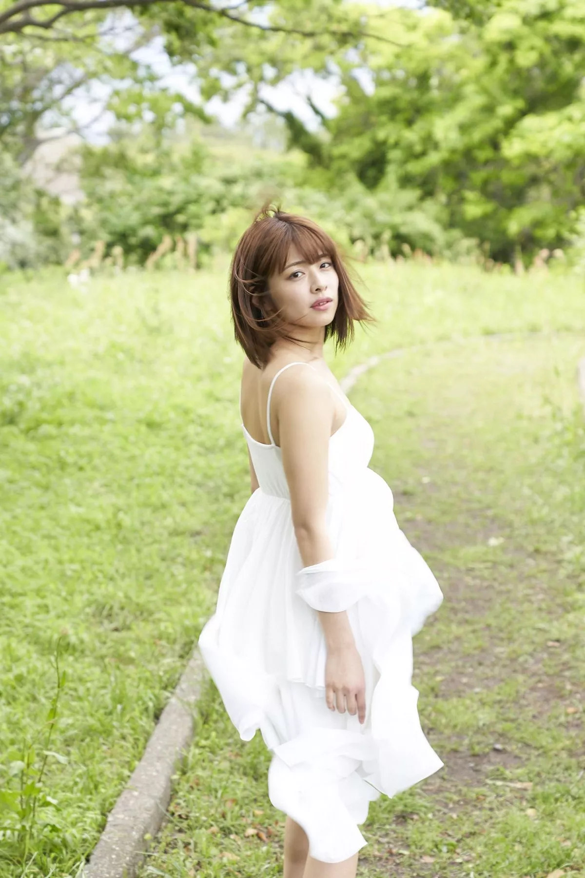 日本美少女金泽朋子室内厨娘+户外和服系列清纯写真100P