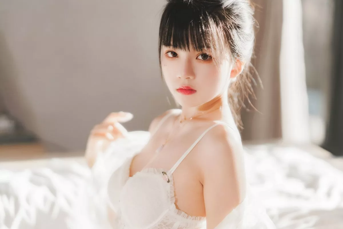 网络美女桜桃喵白纱糖主题白色情趣内衣配蕾丝吊袜秀火辣身材完美诱惑写真65P