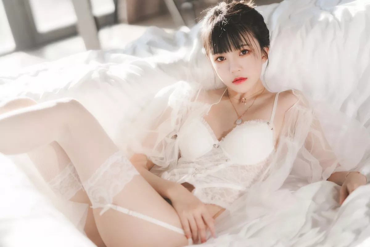 网络美女桜桃喵白纱糖主题白色情趣内衣配蕾丝吊袜秀火辣身材完美诱惑写真65P
