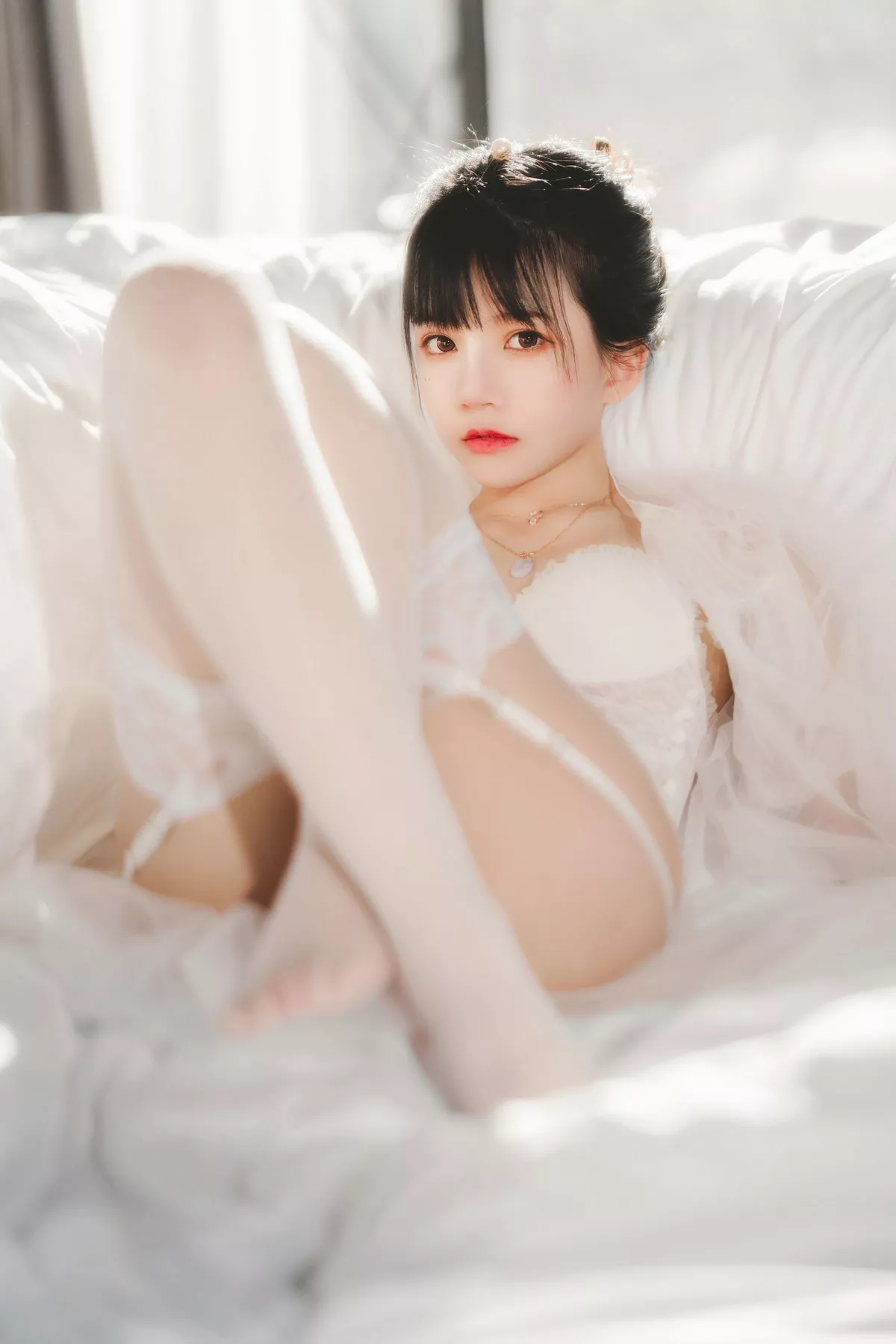 网络美女桜桃喵白纱糖主题白色情趣内衣配蕾丝吊袜秀火辣身材完美诱惑写真65P