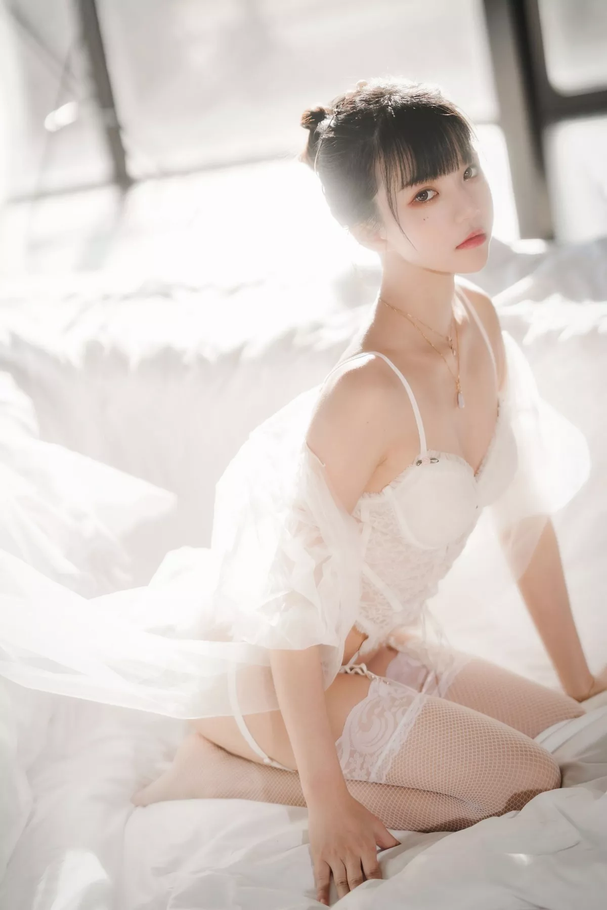 网络美女桜桃喵白纱糖主题白色情趣内衣配蕾丝吊袜秀火辣身材完美诱惑写真65P