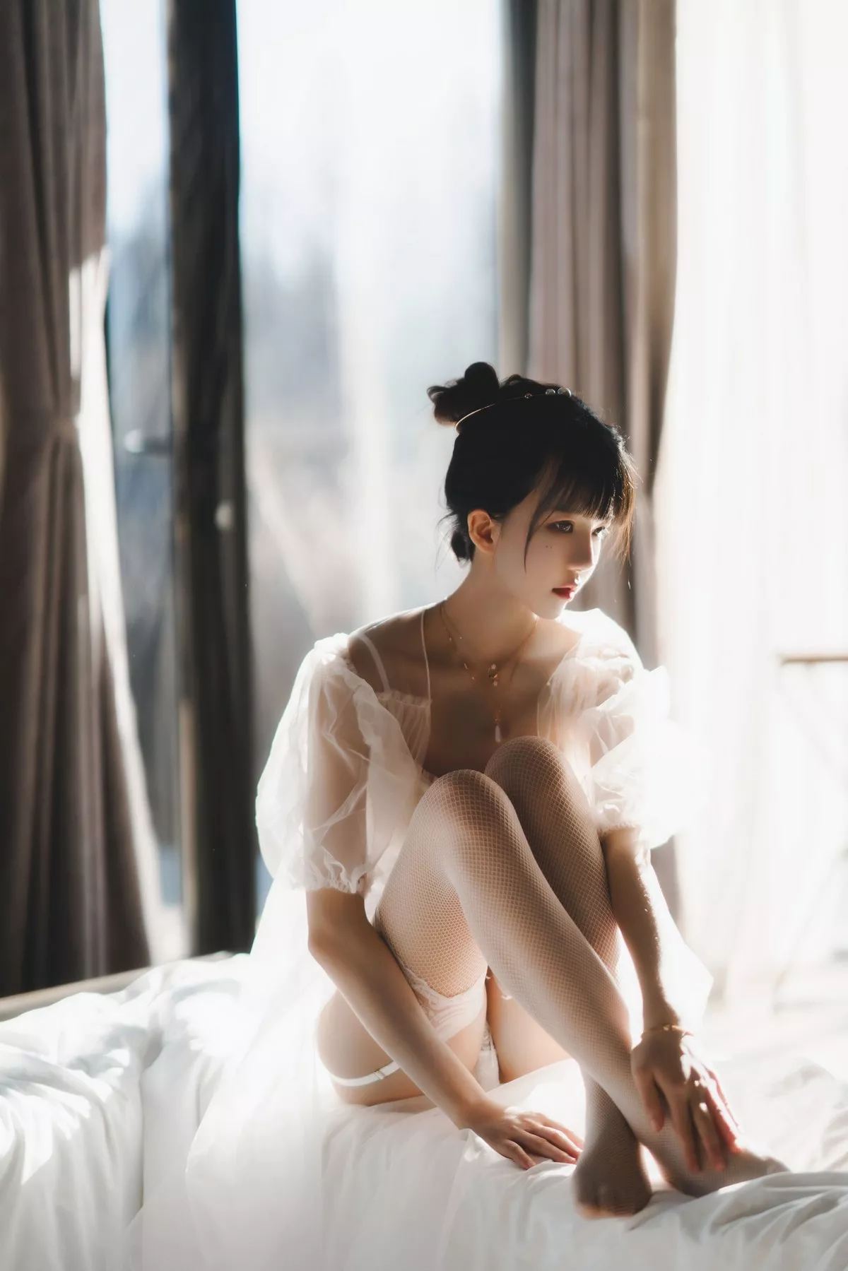 网络美女桜桃喵白纱糖主题白色情趣内衣配蕾丝吊袜秀火辣身材完美诱惑写真65P