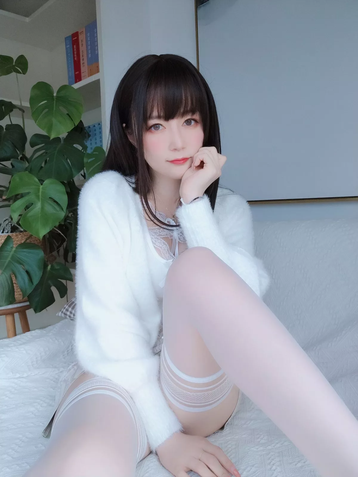 Coser小姐姐白银81白蕾丝主题私房性感内衣配白丝袜秀完美身材诱惑写真106P