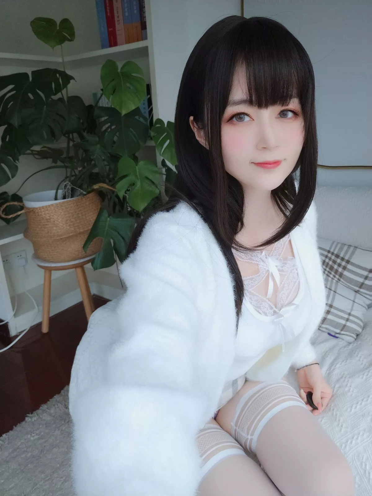 Coser小姐姐白银81白蕾丝主题私房性感内衣配白丝袜秀完美身材诱惑写真106P