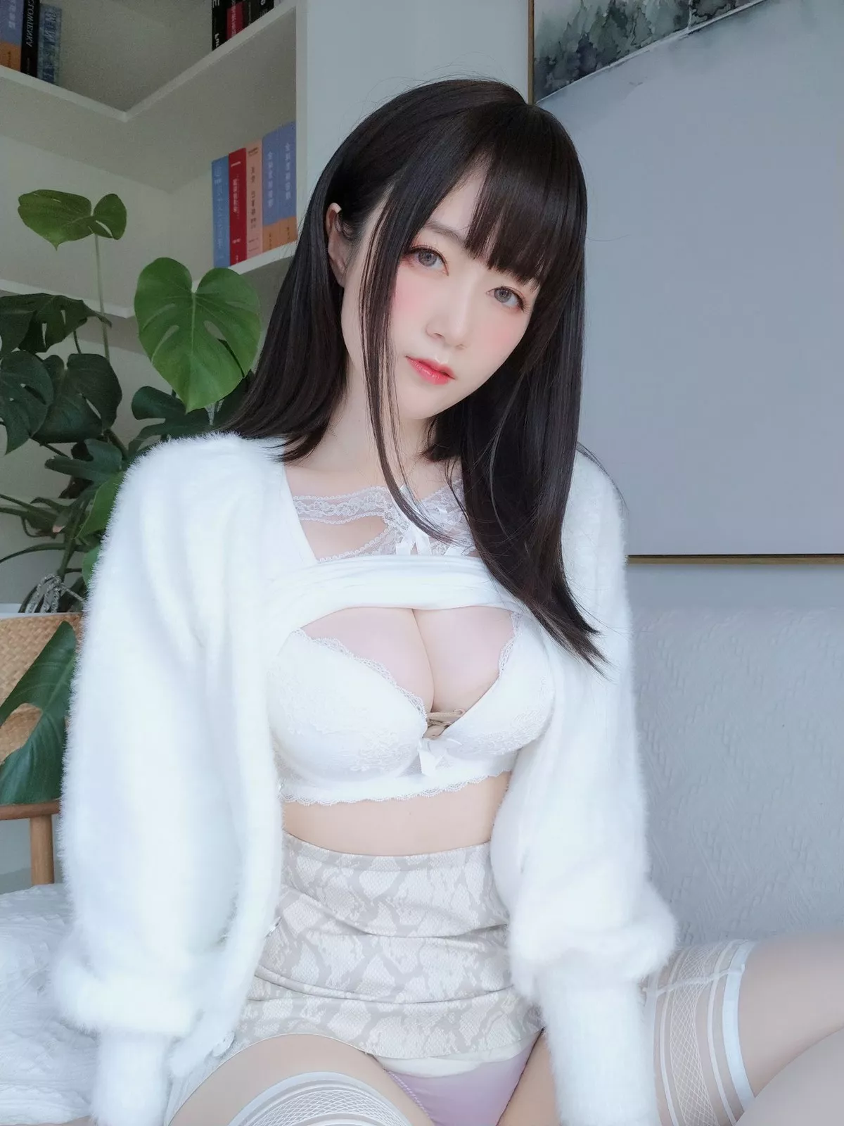Coser小姐姐白银81白蕾丝主题私房性感内衣配白丝袜秀完美身材诱惑写真106P