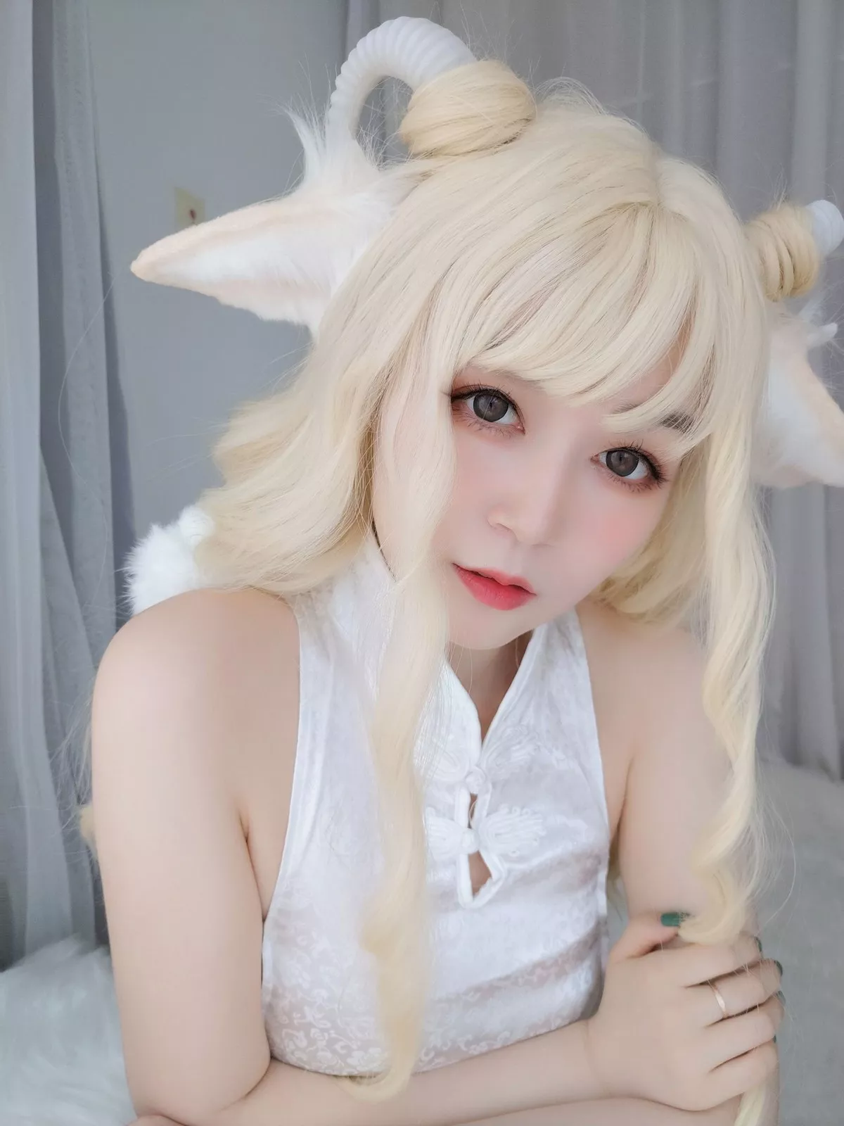 Coser小姐姐白银81白旗袍主题私房情趣装配白色蕾丝袜秀翘臀美腿诱惑写真101P