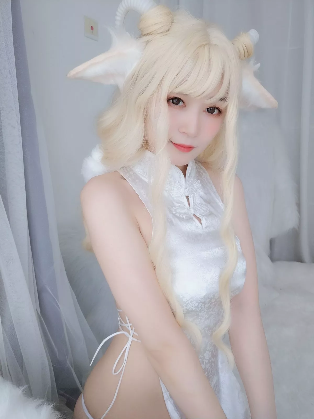 Coser小姐姐白银81白旗袍主题私房情趣装配白色蕾丝袜秀翘臀美腿诱惑写真101P