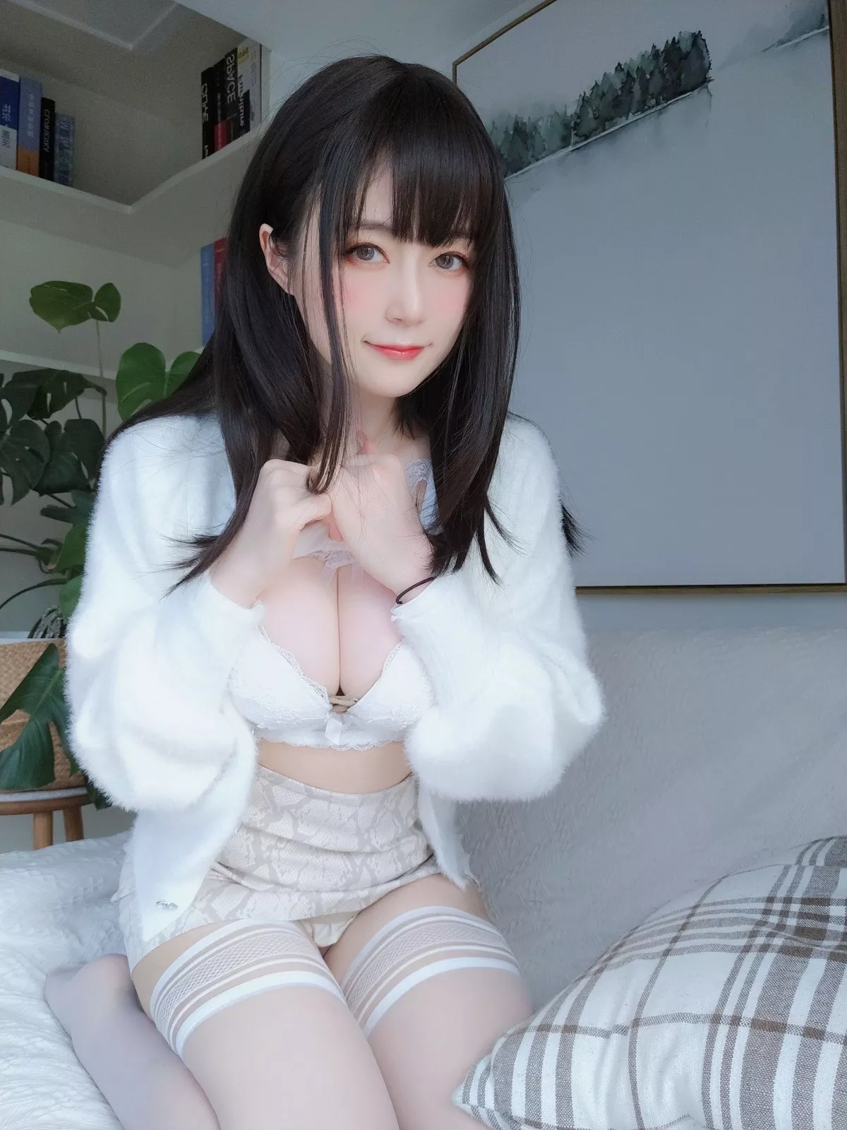 Coser小姐姐白银81白蕾丝主题私房性感内衣配白丝袜秀完美身材诱惑写真106P