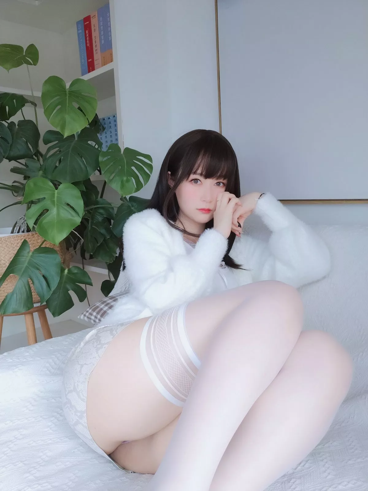 Coser小姐姐白银81白蕾丝主题私房性感内衣配白丝袜秀完美身材诱惑写真106P
