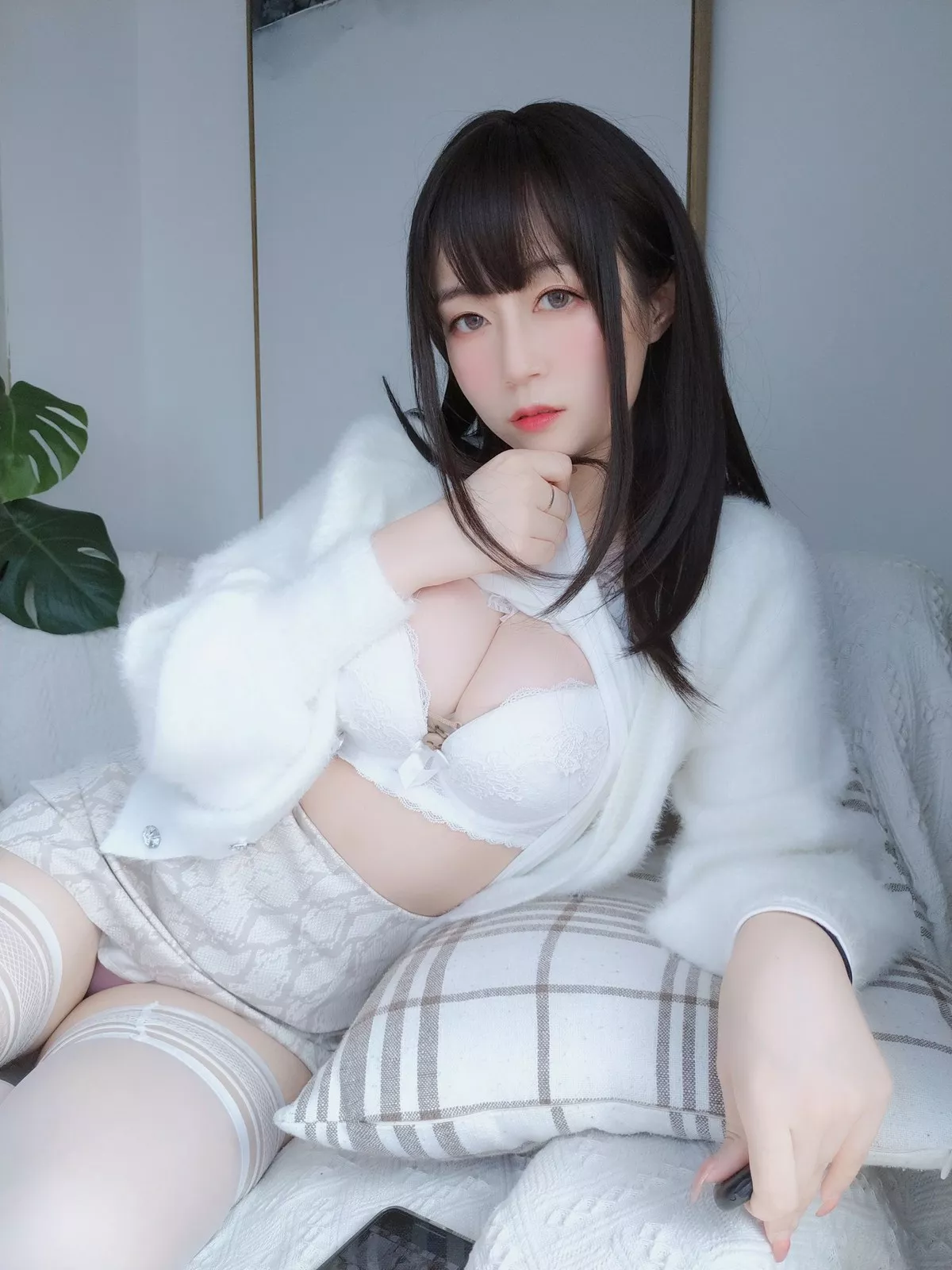 Coser小姐姐白银81白蕾丝主题私房性感内衣配白丝袜秀完美身材诱惑写真106P