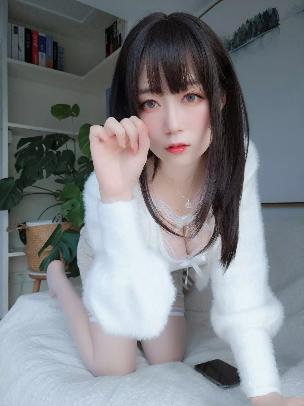 Coser小姐姐白银81白蕾丝主题私房性感内衣配白丝袜秀完美身材诱惑写真106P