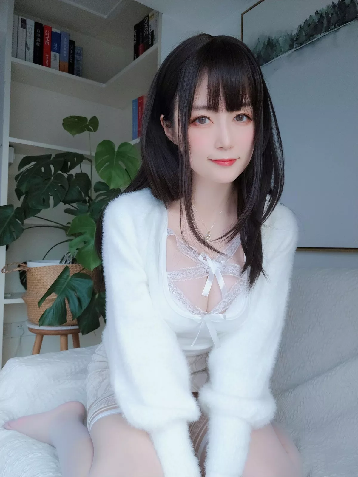 Coser小姐姐白银81白蕾丝主题私房性感内衣配白丝袜秀完美身材诱惑写真106P