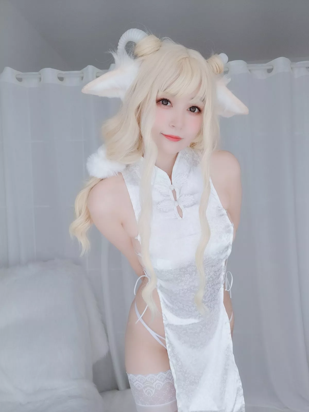 Coser小姐姐白银81白旗袍主题私房情趣装配白色蕾丝袜秀翘臀美腿诱惑写真101P