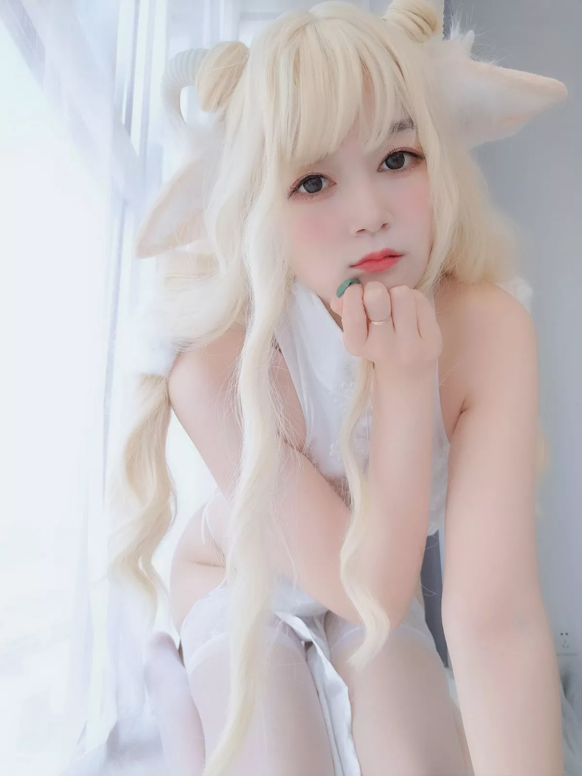 Coser小姐姐白银81白旗袍主题私房情趣装配白色蕾丝袜秀翘臀美腿诱惑写真101P