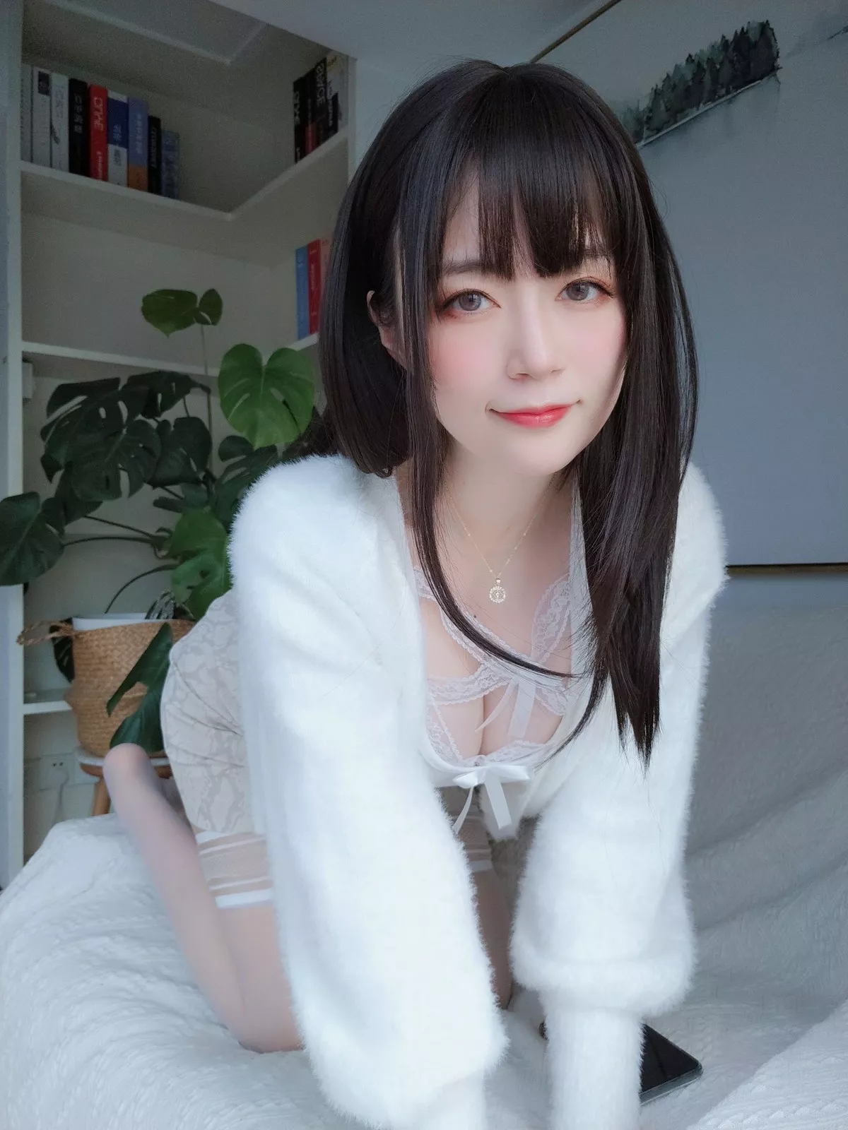 Coser小姐姐白银81白蕾丝主题私房性感内衣配白丝袜秀完美身材诱惑写真106P