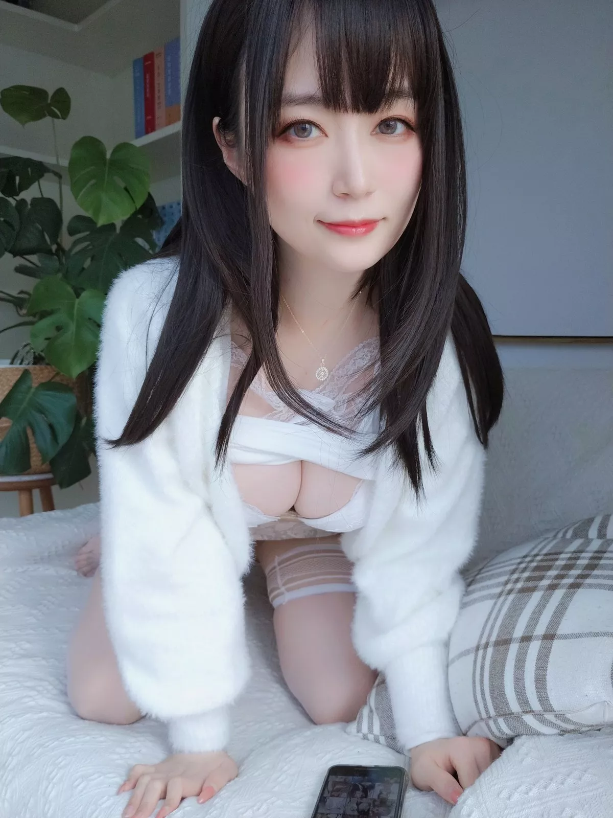 Coser小姐姐白银81白蕾丝主题私房性感内衣配白丝袜秀完美身材诱惑写真106P