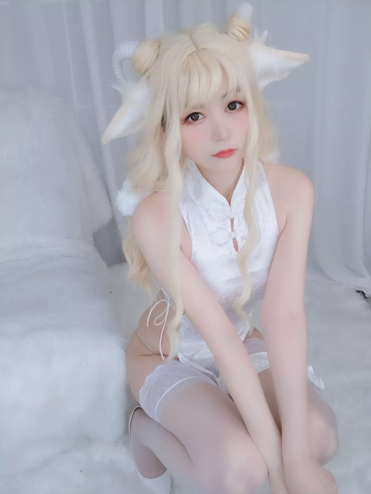 Coser小姐姐白银81白旗袍主题私房情趣装配白色蕾丝袜秀翘臀美腿诱惑写真101P