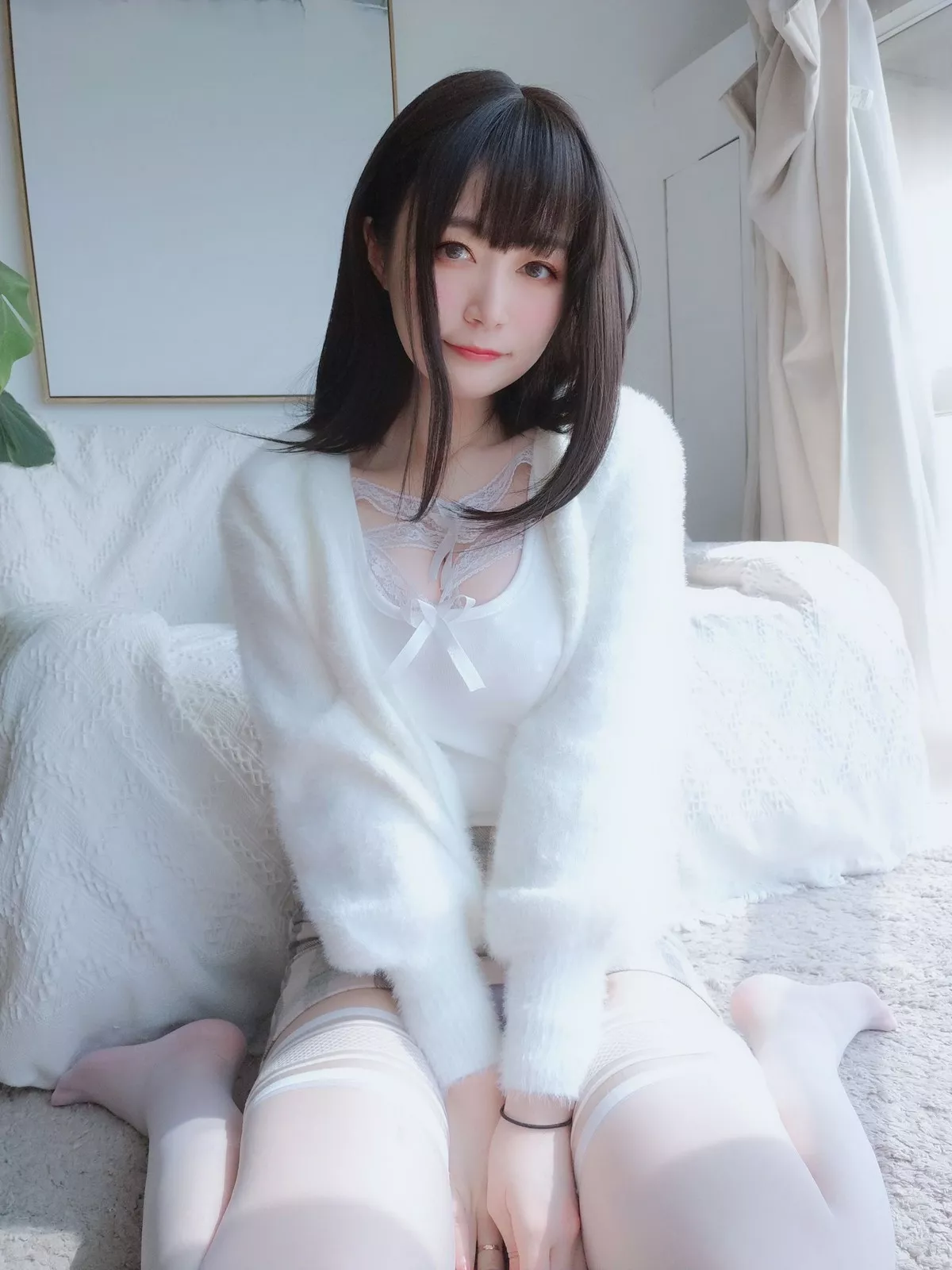 Coser小姐姐白银81白蕾丝主题私房性感内衣配白丝袜秀完美身材诱惑写真106P