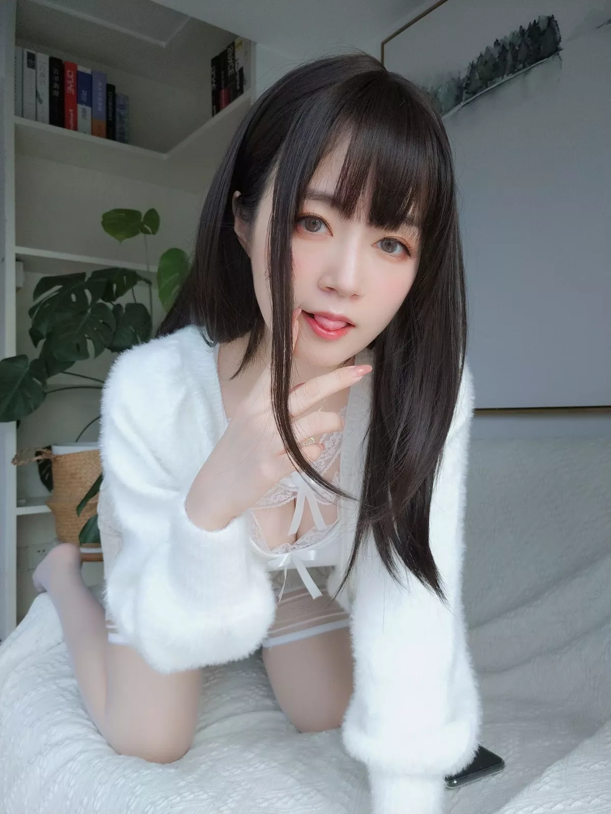Coser小姐姐白银81白蕾丝主题私房性感内衣配白丝袜秀完美身材诱惑写真106P