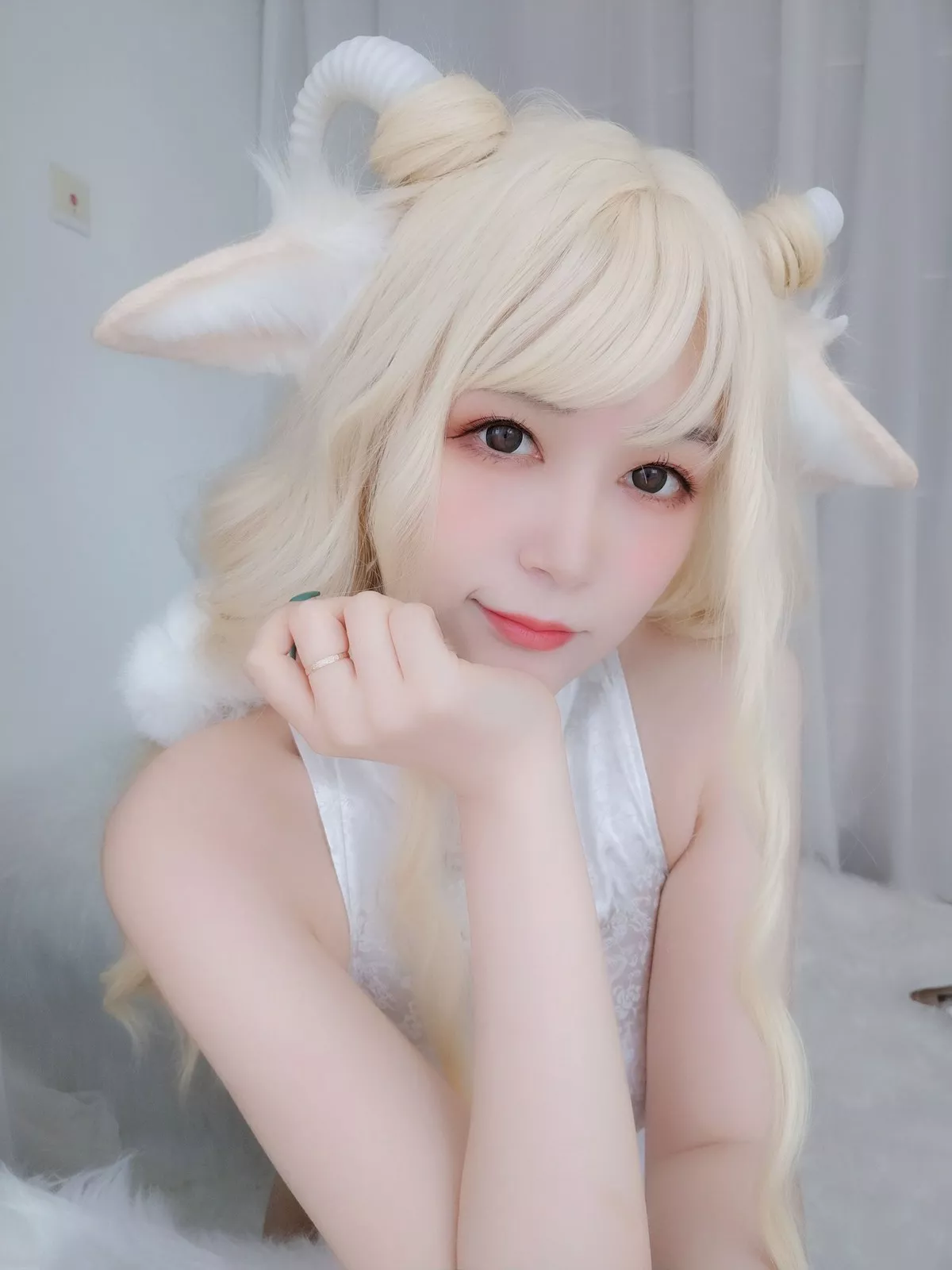 Coser小姐姐白银81白旗袍主题私房情趣装配白色蕾丝袜秀翘臀美腿诱惑写真101P