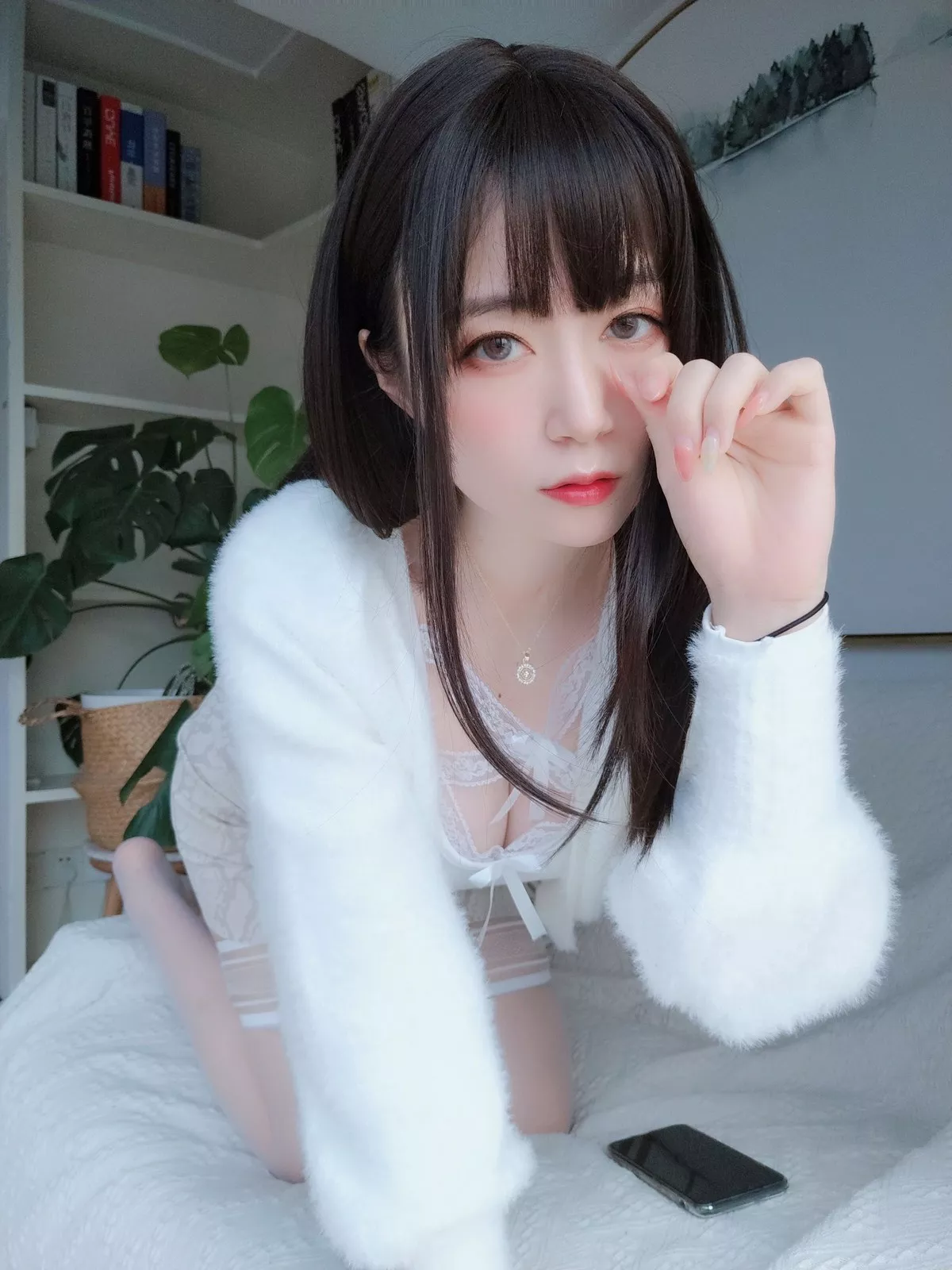 Coser小姐姐白银81白蕾丝主题私房性感内衣配白丝袜秀完美身材诱惑写真106P